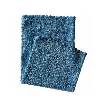 Deux torchons à vaisselle en tricot bleu superposés avec des bords ondulés, l'un légèrement plus grand que l'autre, reposent sur un fond blanc et ressemblent au chiffon en microfibre ECO-LINE 2in1 d'Arcora International GmbH.