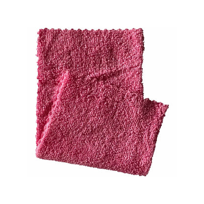 Une écharpe tricotée rose pliée repose sur un fond blanc, sa surface structurée ressemble à un chiffon en microfibre Arcora ECO-LINE 2in1. Les bords rugueux renforcent son charme et son unicité.