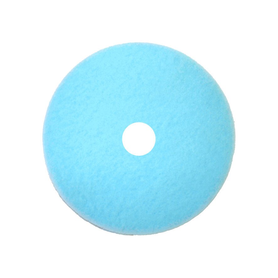 Représenté est un disque Arcora Ultra-High-Speed Pad Blue-Shine rond et bleu clair de Arcora International GmbH avec un trou central, adapté à tous les revêtements de sol, sur fond blanc.