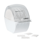 Un distributeur B. Braun Askina® Brauncel® pour tampons de cellulose - vide de B. Braun Deutschland GmbH & Co. KG est un distributeur en plastique blanc avec un couvercle transparent, destiné à contenir des tampons de cellulose. Quatre carrés identiques facilitent l'extraction hygiénique.