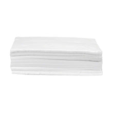 Une pile de B. Braun serviettes en cellulose Askina® non blanchie absorbante repose sur un fond blanc simple. Ces serviettes blanches, utilisées comme cellulose dans les soins des plaies, sont soigneusement empilées les unes sur les autres, de sorte que leurs nombreuses couches soient visibles.