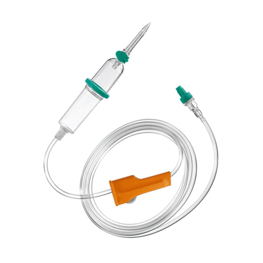 Le B. Braun Kit de perfusion Intrafix® SafeSet de B. Braun Deutschland GmbH & Co. KG est un kit d'administration intraveineuse (IV) comprenant une chambre de perfusion transparente, une aiguille et un long tuyau souple muni d'une pince à rouleau orange permettant un contrôle précis du débit. Ce kit est également équipé d'une membrane filtrante AirStop et d'un raccord vert adapté aux perfusions sous pression et par gravité.