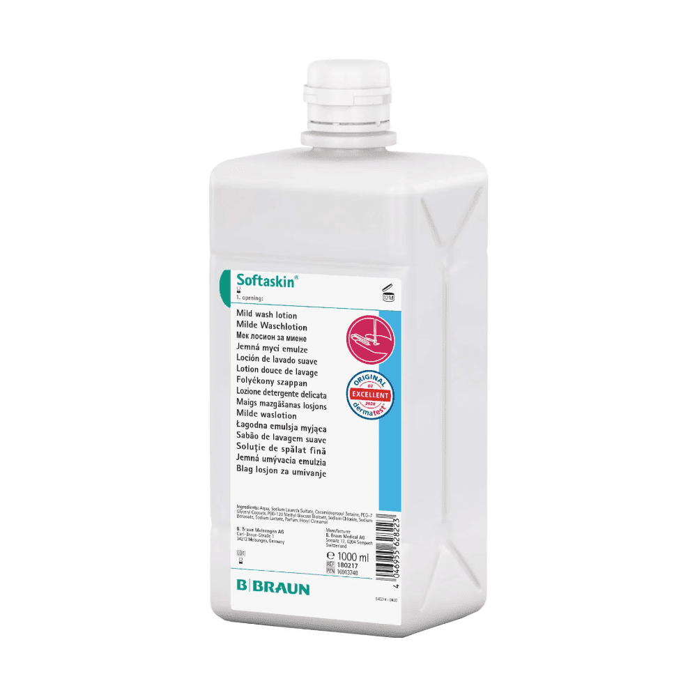 Une bouteille rectangulaire en plastique blanc de B. Braun Deutschland GmbH & Co. KG porte à l'avant une étiquette avec l'inscription « B. Braun Softaskin® Waschlotion » en plusieurs langues. Un tampon rouge indique la qualité « Excellent » et met en avant la formule sans microplastiques. La bouteille avec bouchon à vis a une capacité de 1000 ml.