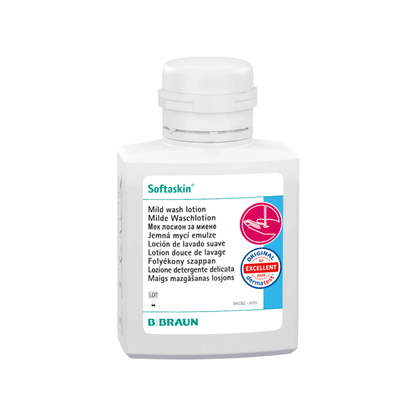 Sur une bouteille blanche est écrit « B. Braun Softaskin® Waschlotion » et un texte multilingue décrit la lotion comme une lotion lavante douce et respectueuse de l'environnement. Un sceau de qualité est placé en évidence sur la bouteille et le nom « B. Braun Deutschland GmbH & Co. KG » est imprimé au bas, garantissant que la lotion est sans microplastiques.