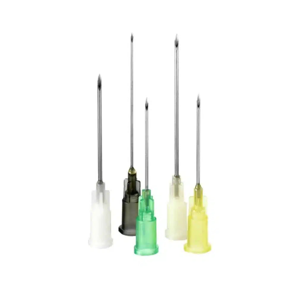 L'image montre cinq B. Braun aiguilles jetables Sterican® pour prélèvement sanguin, de tailles différentes et avec des gaines en plastique colorées en blanc, gris, vert et jaune. Ces aiguilles jetables de B. Braun Deutschland GmbH & Co. KG sont soigneusement disposées debout devant un fond blanc.