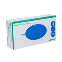 Une boîte B. Braun Les gants jetables sans poudre Vasco® Vinyl, taille S (6-6,5), sont ornés sur le devant d'un ovale bleu et d'un motif représentant une main. Ces gants sans latex offrent une excellente résistance aux produits chimiques et sont conditionnés dans une boîte principalement blanche et verte.