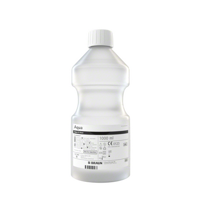 La B. Braun Aqua Ecotainer® Solution de rinçage topique, une bouteille en plastique transparent d'une capacité de 1000 ml, est fabriquée en polypropylène écologique. Elle est dotée d'un bouchon blanc et porte divers symboles et textes, y compris le branding B. Braun et des instructions pour l'utilisation de la solution de rinçage topique.