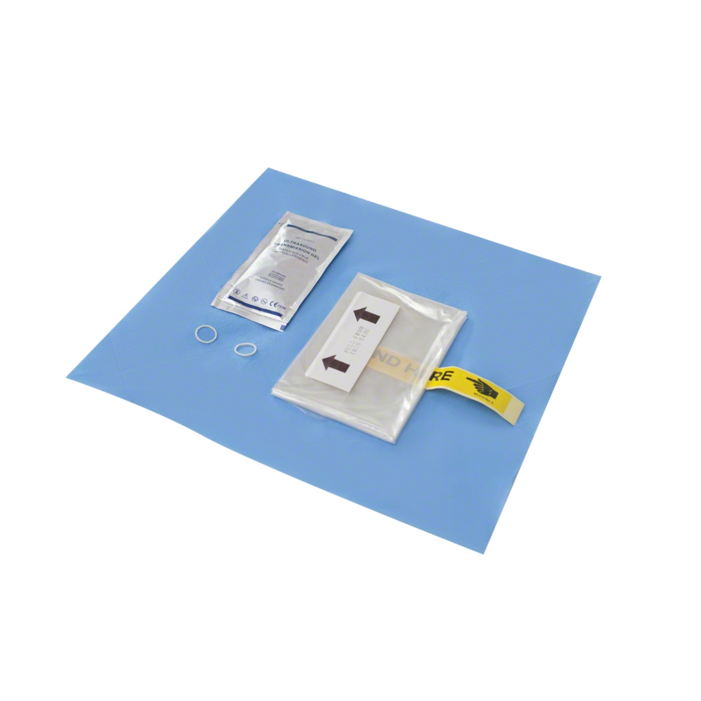 La housse de sonde EZCOVER® B. Braun pour une utilisation échographique stérile, 15x30 cm | 1 pièce de B. Braun Deutschland GmbH & Co. KG est présentée sur un champ opératoire bleu. Le kit contient un emballage scellé avec un article rond, une bande étiquetée avec des flèches et deux petits rubans ronds blancs pour garantir la sécurité du processus.