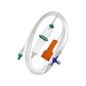L'image montre un B. Braun Intrafix® SafeSet IV-Set de perfusion de B. Braun Deutschland GmbH & Co. KG, qui comprend un tube en plastique transparent, une chambre à gouttes, une pince à rouleau et un régulateur de débit. Ce set est conçu pour les perfusions IV sous pression et par gravité et est livré avec une membrane filtrante AirStop, un spike pour poches de liquide, ainsi que des connecteurs orange et verts.