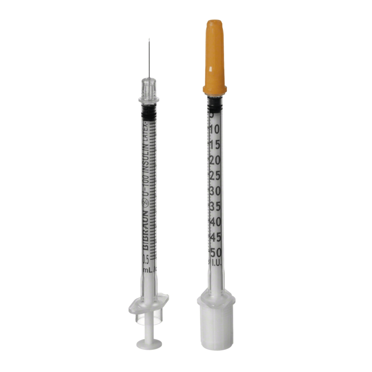 Deux seringues médicales sont debout. La gauche, une B. Braun seringue à insuline jetable Omnican® 50 de B. Braun Deutschland GmbH & Co. KG, n'a pas de capuchon et les graduations sont bien visibles, tandis que la seringue de droite est munie d'un capuchon orange. Les deux ont un cylindre transparent et des aiguilles fines.