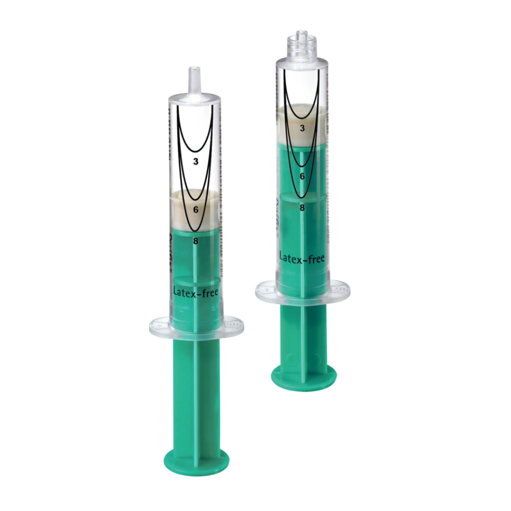 Une paire de seringues B. Braun Perifix® L.O.R. pour l'anesthésie épidurale, chacune de 10 ml, avec des pistons verts marqués de 1 à 8, sont étiquetées comme “sans latex” et se tiennent debout. Fabriquées professionnellement par B. Braun Deutschland GmbH & Co. KG pour des applications précises telles que les techniques de perte de résistance.