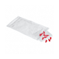 Dans un sac en plastique transparent et ouvert portant l'inscription “emballage stérilisé”, de petits bouchons rouges B. Braun ProSet Combi sont dispersés sur une surface blanche, chacun étant une offre de B. Braun Deutschland GmbH & Co. KG.