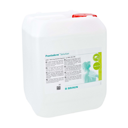 Un grand récipient blanc avec une poignée, contenant la « solution B.Braun Prontoderm® pour la décolonisation des MRE de la peau et des muqueuses » de B. Braun Deutschland GmbH & Co. KG, assure une excellente tolérance cutanée. L'étiquette contient un petit texte et un logo vert ainsi qu'une image d'une personne. Le récipient spécialement conçu pour la décolonisation des MRE est sécurisé avec un bouchon rouge.