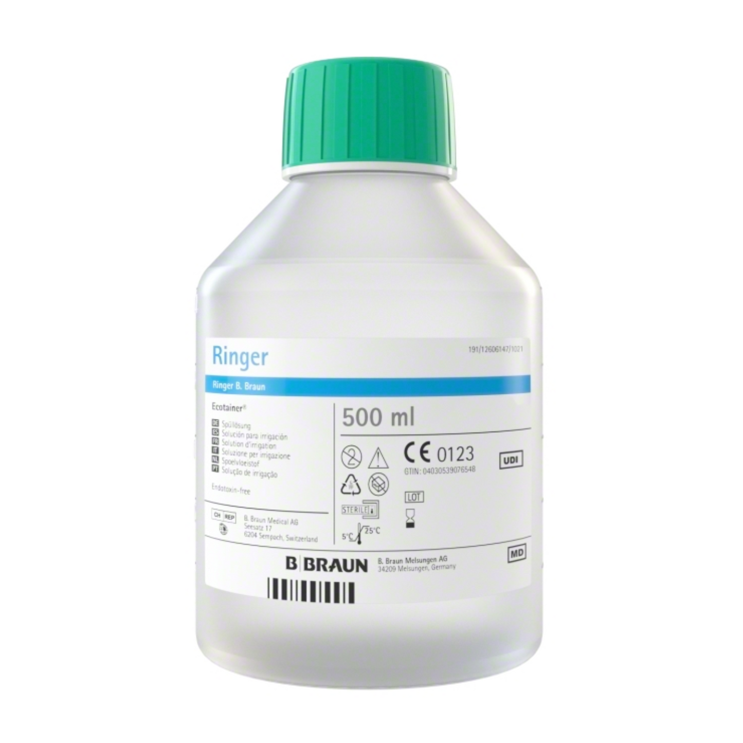 Une bouteille de 500 ml de B. Braun Ringer Ecotainer® solution de rinçage topique de B. Braun Deutschland GmbH & Co. KG, présentée dans un contenant écologique avec un couvercle vert et une étiquette avec des informations sur le produit et des marques de contrôle, fabriquée en polypropylène durable à Melsungen, Allemagne.