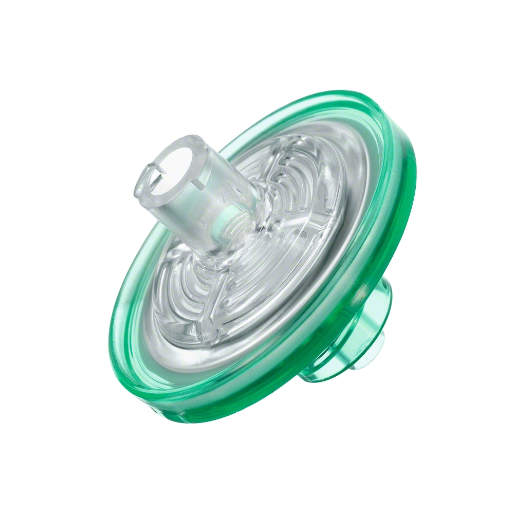 Un gros plan du filtre à injection B.Braun Sterifix®, fabriqué par B. Braun Deutschland GmbH & Co. KG, montre un filtre en plastique vert, rond et transparent, souvent utilisé dans les applications cliniques. Il possède un raccord cylindrique central et une base ronde. Le design comprend plusieurs couches visibles à travers son matériau transparent pour prévenir la contamination bactérienne.