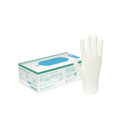 Une boîte de gants jetables blancs B. Braun Vasco® en nitrile de B. Braun Deutschland GmbH & Co. KG est illustrée, avec un gant blanc debout sur le devant. L'emballage sans latex présente des accents bleus et verts ainsi que des détails de texte et de logo, soulignant son aptitude en tant que gants d'examen pour usage médical.