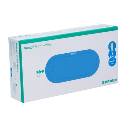Une boîte de gants jetables blancs B. Braun Vasco® en nitrile de B. Braun Deutschland GmbH & Co. KG est illustrée. Ces gants sont de taille S (6-7), sans poudre et sans latex. L'emballage est principalement blanc avec des accents bleus et verts et un symbole de main indiquant la taille des gants.