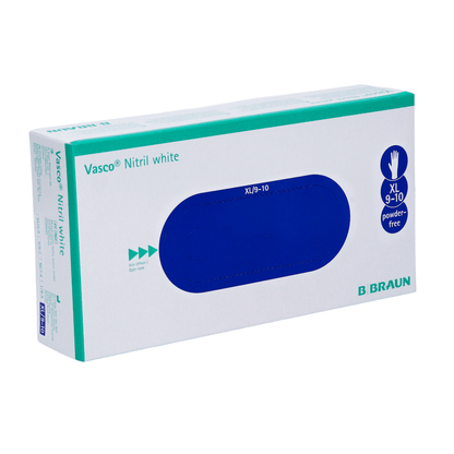 Une boîte de gants jetables blancs B. Braun Vasco® en nitrile est exposée, désignée comme taille XL 9-10 et sans poudre. L'emballage présente un design élégant avec du texte bleu et vert sur fond blanc. Le logo B. Braun est placé de manière proéminente dans le coin inférieur droit et met en avant la composition sans latex.
