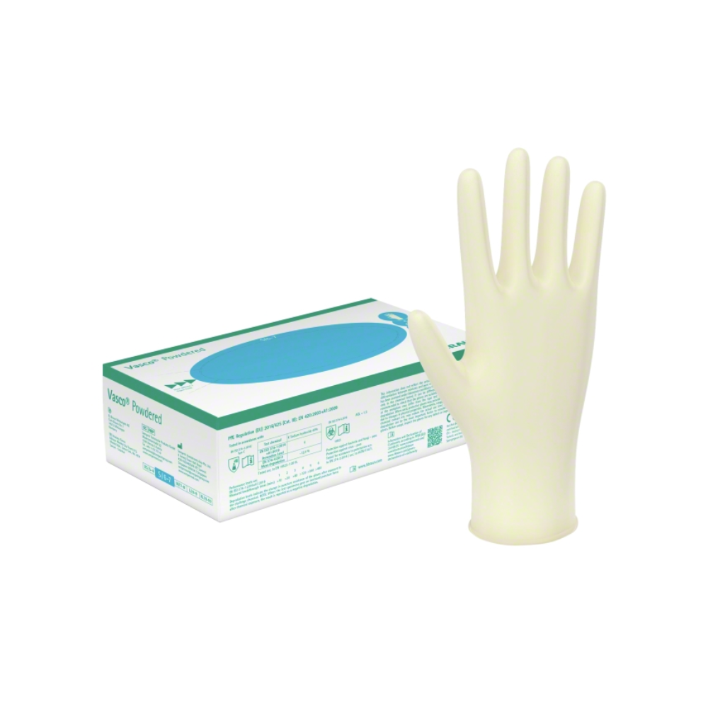 À côté d'un seul gant se trouve une boîte de gants d'examen en poudre Vasco® B. Braun. La boîte présente une inscription bleue et verte ainsi que divers détails sur le produit. Le gant de couleur crème a une texture lisse, ce qui souligne sa qualité et son confort pour les examens.