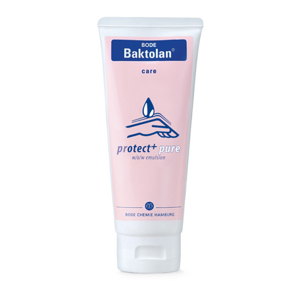 Un tube de crème BODE Baktolan® protect+ pure de Paul Hartmann AG avec une étiquette rose et un texte bleu, portant le logo de la marque et la désignation « soin régénérant émulsion wo/w » de B.