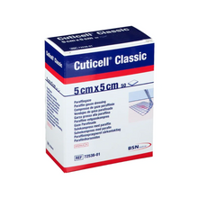 Box mit BSN Cuticell® Classic steriler Salbenkompresse mit Paraffin von BSN Medical GmbH, 5 cm x 5 cm groß, ideal zum Drainieren von Wunden. Die Verpackung enthält Produktdetails in mehreren Sprachen und die Referenznummer 72538-01.
