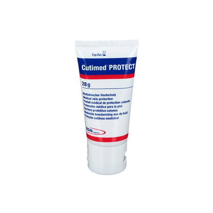 Un tube de 28 grammes de crème de protection Cutimed® BSN de BSN medical GmbH (essity) est principalement blanc, avec des inscriptions rouges et bleues montrant du texte en plusieurs langues. Le logo de la marque et d'autres détails du produit sont imprimés sur le devant et mettent en avant les propriétés hydratantes.