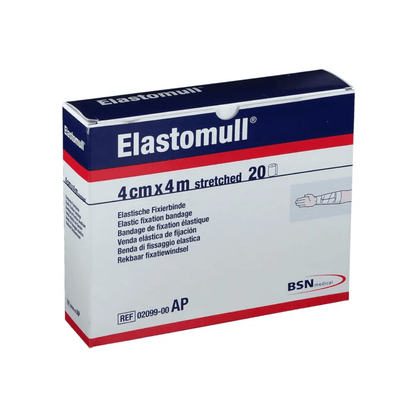 Exposée est une boîte avec un bandage de fixation élastique BSN Elastomull® de BSN Medical GmbH, connue pour sa haute teneur en coton et sa bonne tolérance cutanée. Les dimensions du bandage étiré 4 cm x 4 m sont indiquées sur l'emballage, avec 20 pièces à l'intérieur.