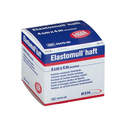 Une boîte de BSN Elastomull® haft, un bandage de fixation élastique avec polymère sans latex. L'emballage est blanc avec du texte bleu et rouge, la taille est indiquée comme 4 cm x 4 m étirée, étiquette de BSN Medical GmbH.
