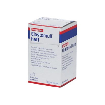 Une boîte de BSN Elastomull® haft, un bandage de fixation élastique de BSN Medical GmbH en polymère sans latex est exposée. L'emballage majoritairement blanc est agrémenté d'accents rouges et bleus et contient du texte en plusieurs langues.