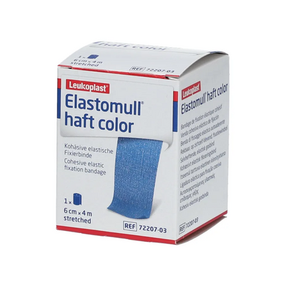 Sur l'emballage de la bande de fixation BSN Elastomull® haft color de BSN Medical GmbH, un bandage cohésif bleu est illustré. Il contient des informations telles que la taille (6 cm x 4 m étiré) et le numéro d'article (72207-03) et souligne la conception en tant que bandage de fixation élastique.