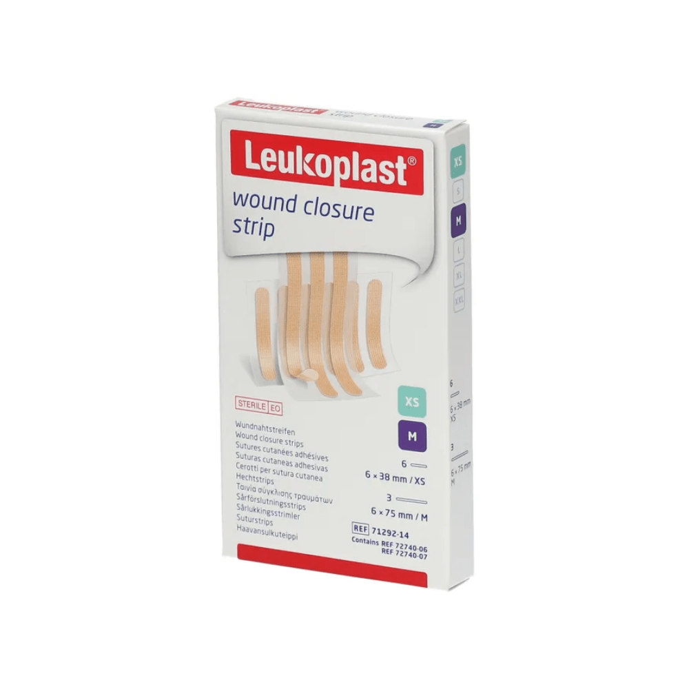 L'image montre la bande de fermeture de plaie BSN Leukoplast® de BSN Medical GmbH, disponible dans un emballage de 9 bandes. L'emballage est principalement blanc, accentué par des textes rouges et bleus et des illustrations des bandes sur le devant. Il met en avant leur élasticité grâce aux fils de polyamide et mentionne des tailles supplémentaires XS et M pour une fermeture cutanée précise.