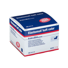Das Bild zeigt eine Schachtel BSN Elastomull® haft color, eine elastische Fixierbinde mit den Maßen 6 cm x 20 m von BSN Medical GmbH. Die blau-weiße Verpackung mit roten Akzenten enthält Produktdetails in mehreren Sprachen und betont die latexfreie Polymerzusammensetzung für höchsten Tragekomfort.