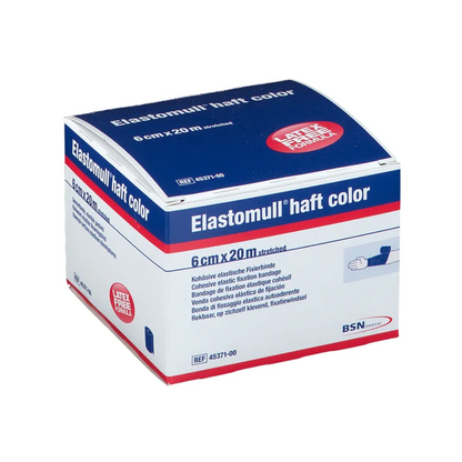 L'image montre une boîte de BSN Elastomull® haft color, un bandage de fixation élastique mesurant 6 cm x 20 m de BSN Medical GmbH. L'emballage bleu et blanc avec des accents rouges contient des détails sur le produit en plusieurs langues et met en avant la composition polymère sans latex pour un confort de port optimal.