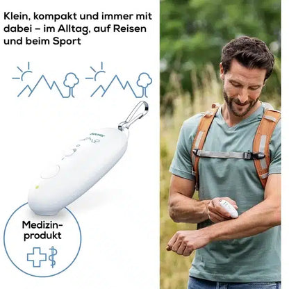 Un homme se tient à l'extérieur et semble utiliser un appareil médical sur son bras. L'image contient un texte en allemand vantant le guérisseur de piqûres d'insectes BR 10 de Beurer GmbH comme étant petit, compact et adapté aux voyages et aux activités quotidiennes. Un symbole indique qu'il s'agit d'un produit médical conçu pour traiter les piqûres d'insectes.
