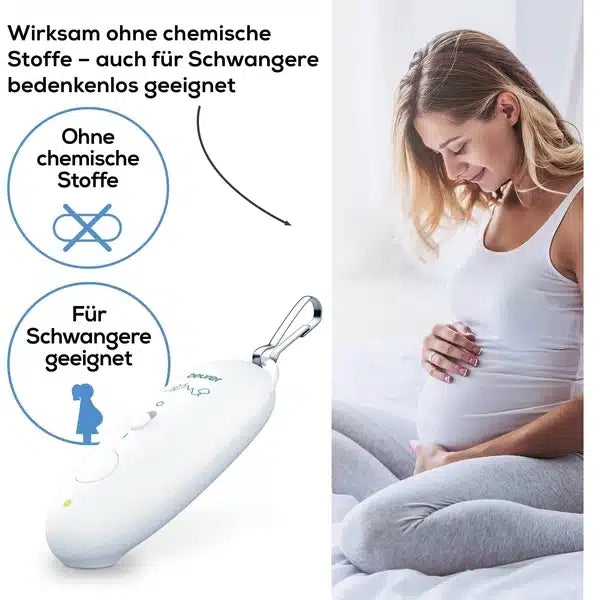 Une femme enceinte est assise sur un canapé, étend ses bras sur son ventre et le regarde avec un sourire doux. À sa gauche, on peut voir une image du guérisseur de piqûres d'insectes BR 10 de Beurer GmbH, avec un texte en allemand indiquant qu'il est efficace sans produits chimiques et sûr pour les femmes enceintes.