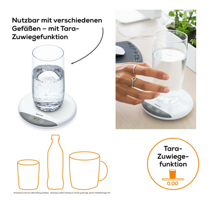 Une balance de cuisine numérique Beurer DM 20 Trinkmanager de Beurer GmbH, affichant 0,00, avec une main tenant un verre d'eau dessus. Le texte « Utilisable avec divers récipients - avec fonction de tare » apparaît à côté des images d'un verre, d'une bouteille et d'une tasse, démontrant la fonction de tare de la balance pour des mesures précises.