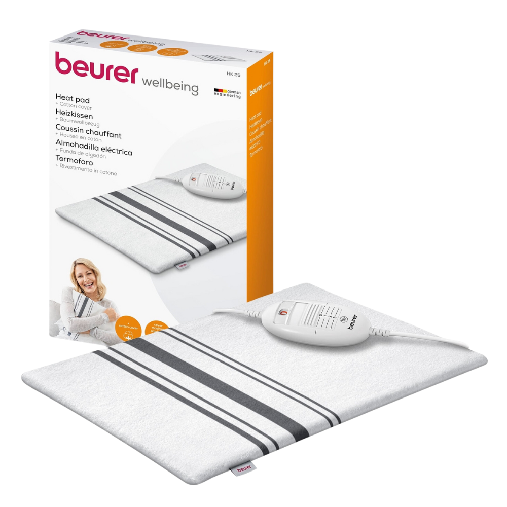 Le coussin chauffant Beurer HK 25 de la société Beurer, illustré avec des rayures noires et grises, offre plusieurs niveaux de température. L'emballage porte le label OEKO-TEX® STANDARD 100 et une photo d'une femme utilisant le coussin chauffant.