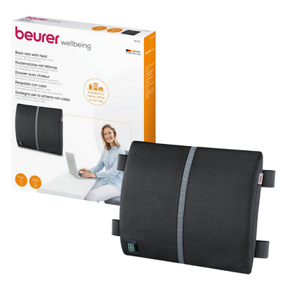 Image du Beurer coussin chauffant HK 70 avec support dorsal de Beurer GmbH. Le produit est noir avec une bande grise au milieu et dispose d'une sangle réglable et d'un bouton de commande. En arrière-plan, sur l'emballage, on voit une femme utilisant le coussin chauffant tout en travaillant sur un ordinateur portable à un bureau.