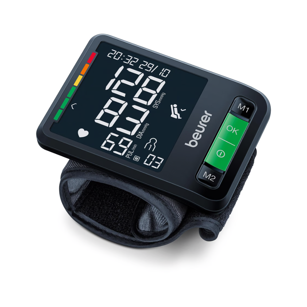 Ein Beurer Handgelenk-Blutdruckmessgerät BC 87 mit Bluetooth mit schwarzer Manschette und einem Display, das verschiedene Gesundheitsmesswerte anzeigt, darunter auch die Herzfrequenz. Das Gerät hat Tasten mit den Bezeichnungen „ok“, „m1“ und „m2“