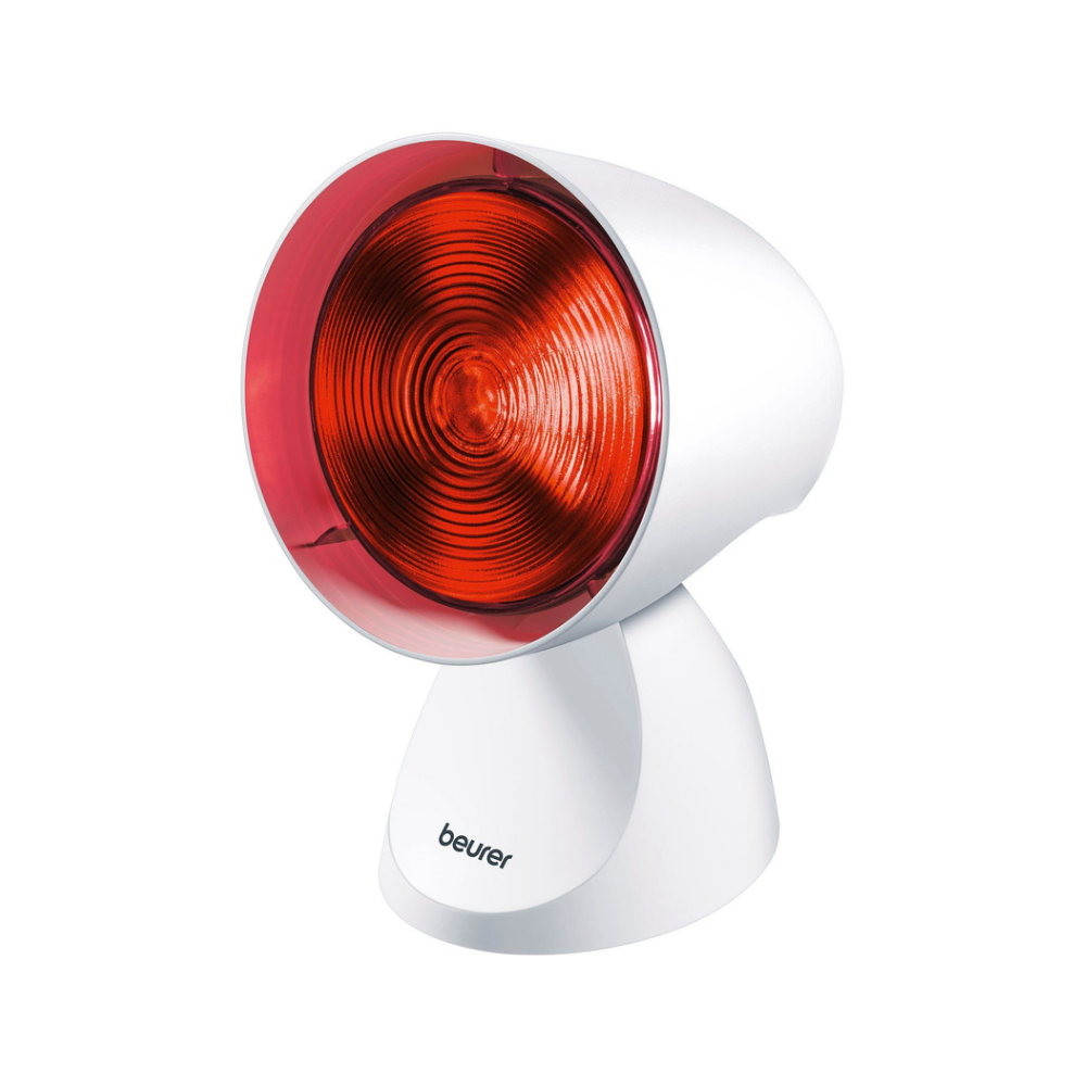 Une lampe infrarouge moderne et blanche Beurer GmbH IL 21 avec une lentille ronde rouge repose sur un socle. Cet appareil est idéal pour soulager les tensions musculaires et les rhumes. Sur le devant se trouve le nom de la marque "beurer", le fond est simplement blanc.