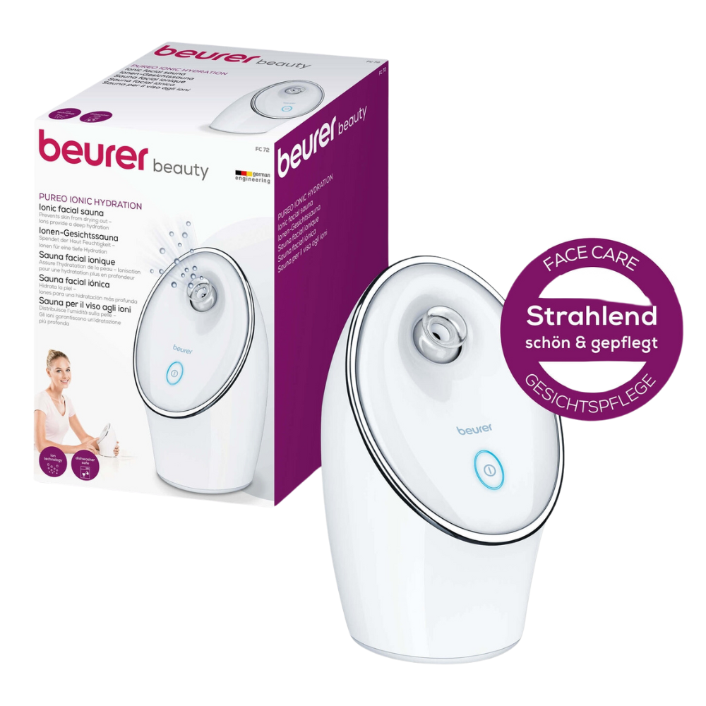 La Beurer sauna faciale ionique FC 72 Pureo Ionic Hydration de Beurer GmbH en blanc avec technologie ionique pour un effet nettoyant en profondeur est illustrée sur le devant de son emballage. L'appareil dispose d'une buse ronde et d'un bouton d'allumage bleu. L'emballage met en avant les avantages du produit en plusieurs langues et contient une étiquette ronde avec l'inscription « Rayonnant de beauté & soigné ».
