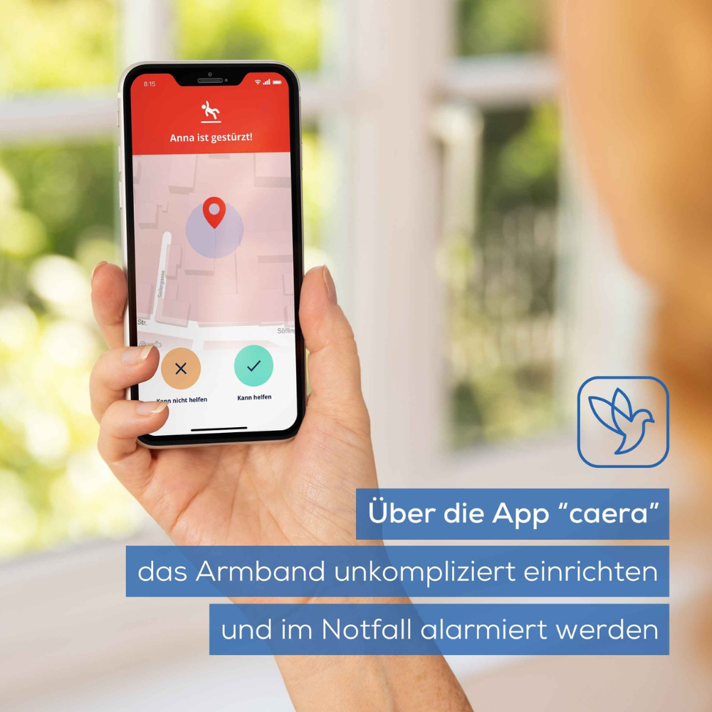 Une main tient un smartphone avec une alerte d'urgence sur l'application "caera", à côté du bracelet d'urgence Beurer EC 70 SafePlus (article en fin de série, Beurer GmbH), qui met en avant l'installation et l'activation de la détection automatique de chute pour la sécurité.