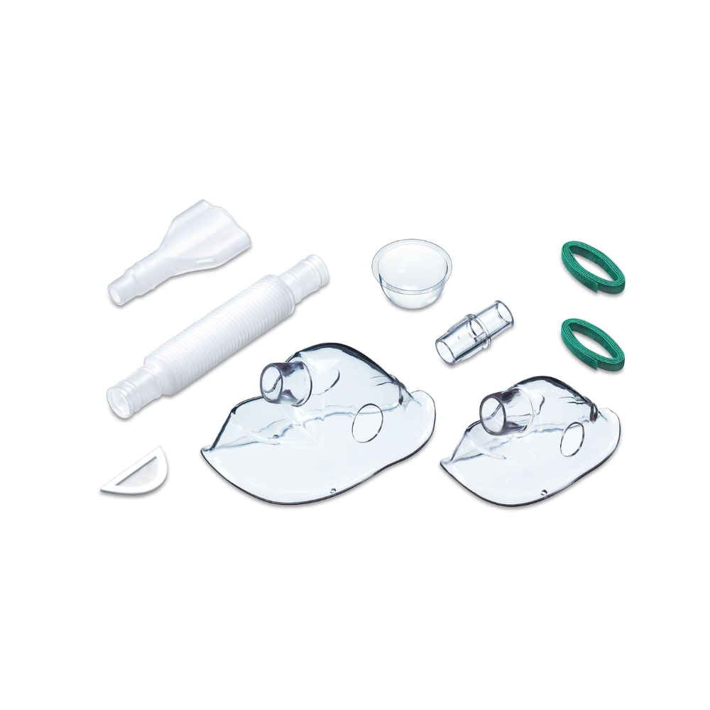 Une collection de composants pour appareils respiratoires médicaux est exposée, comprenant deux masques faciaux transparents, un tuyau flexible blanc à plis, un petit gobelet en plastique, un raccord en forme de T et deux joints ronds verts - tous compatibles avec le Beurer Yearpack pour l'inhalateur IH 40 & IH 55 de la société Beurer GmbH.