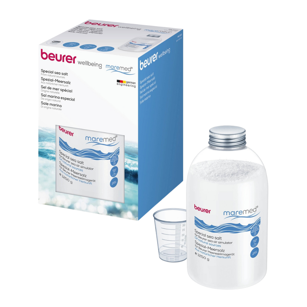 Une image de produit montre un récipient en plastique transparent rempli de Beurer maremed® MK Sel marin spécial avec verre doseur | Emballage (1 pièce) et étiqueté avec « Beurer GmbH ». À côté, la boîte d'emballage montre la même marque et description en plusieurs langues. À côté du récipient se trouve également un verre doseur.