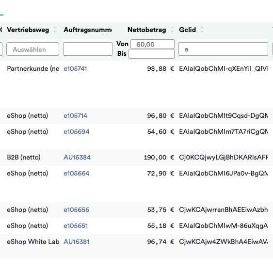 Capture d'écran d'un document numérique affichant une liste de transactions avec des colonnes pour la sélection, le type d'affaire, l'ID client, le montant et la devise. Chaque ligne montre différents détails de transaction liés à Altran – Weclapp to Google Offline Conversion Upload.