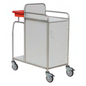 Der Novocal Stationswagen verfügt über einen vollverschweißten Edelstahlrahmen, vier Räder, einen weißen Stauschrank, einen seitlichen Griff, obere Schienen und einen roten Behälter - perfekt für Krankenhäuser, die zuverlässige und hygienische Transportlösungen benötigen.
