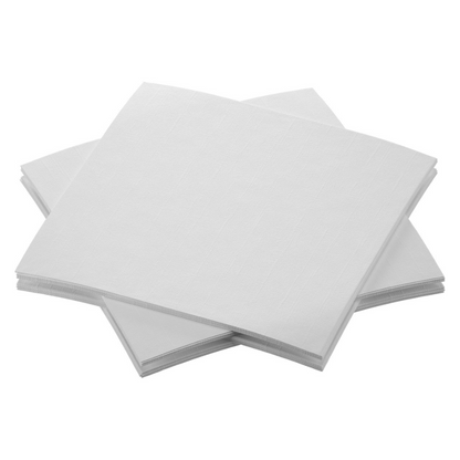 Une pile de serviettes Bio Dunisoft® de Duni GmbH, disposées en désordre sur un fond blanc. Les serviettes ont une texture semblable à celle du tissu, sont inutilisées et soigneusement alignées.