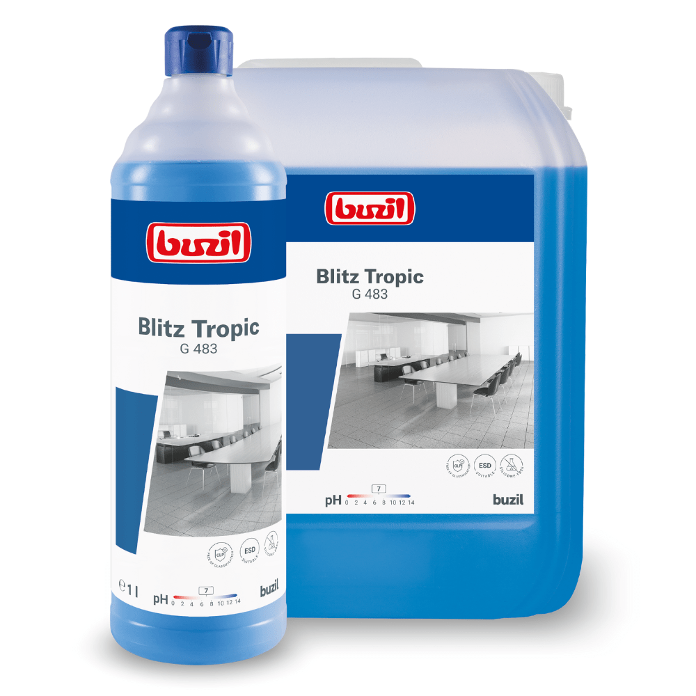 Exposées sont une grande et une petite bouteille de Buzil Blitz Tropic G 483 nettoyant universel parfumé de BUZIL-WERK Wagner GmbH & Co. KG. Ces bouteilles, ornées d'une étiquette bleu-blanc, mettent en avant, en plus du nom du produit, une image de salle blanche. Ce nettoyant universel respectueux des matériaux est loué pour son parfum tropical et offre une expérience de nettoyage vivifiante.