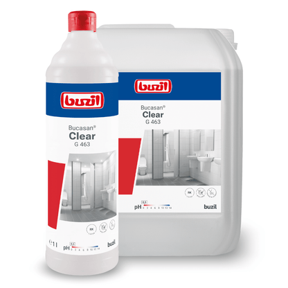 Exposés sont deux conteneurs de Buzil Bucasan® Clear G 463 Nettoyant sanitaire d'entretien sans colorant avec bloqueur d'odeurs de BUZIL-WERK Wagner GmbH & Co. KG. Le conteneur blanc à l'avant avec un couvercle rouge est à côté d'une cruche grise plus grande. Les deux étiquettes montrent des images de salles de bains et soulignent le double objectif : efficace en tant que nettoyant sanitaire de routine et excellent pour l'élimination du calcaire.