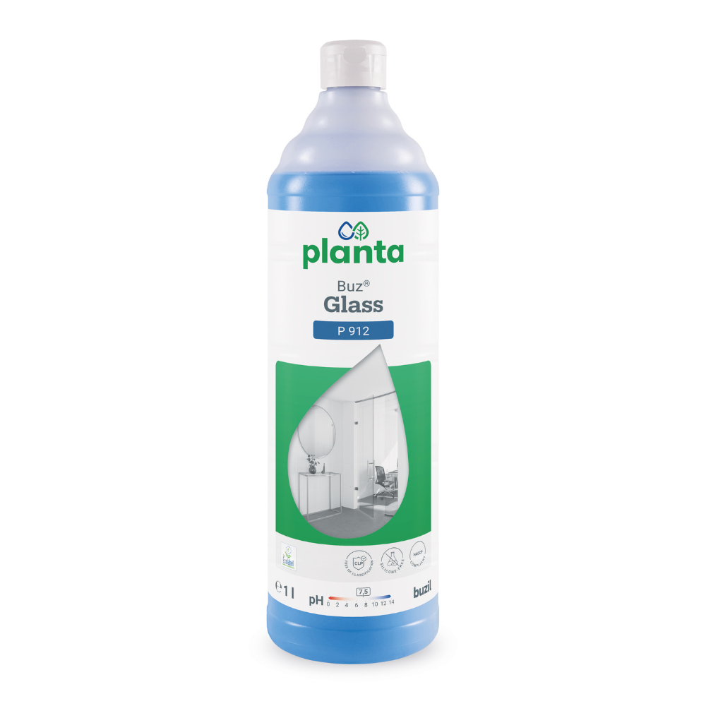 Une bouteille bleue de Buzil Planta Buz® Glass P 912 Nettoyant écologique pour vitres et surfaces de BUZIL-WERK Wagner GmbH & Co. KG est conçue en vert et blanc. L'étiquette, qui montre une salle blanche dans une goutte d'eau, souligne son respect de l'environnement. Ce nettoyant d'un litre avec une plage de pH de 7,0 à 7,5 est certifié écologique pour un nettoyage respectueux de l'environnement.